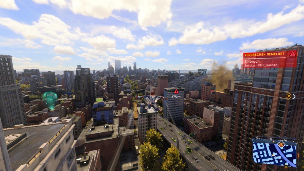 Spider-Man fliegt mit seinen Flügeln über New York herum.