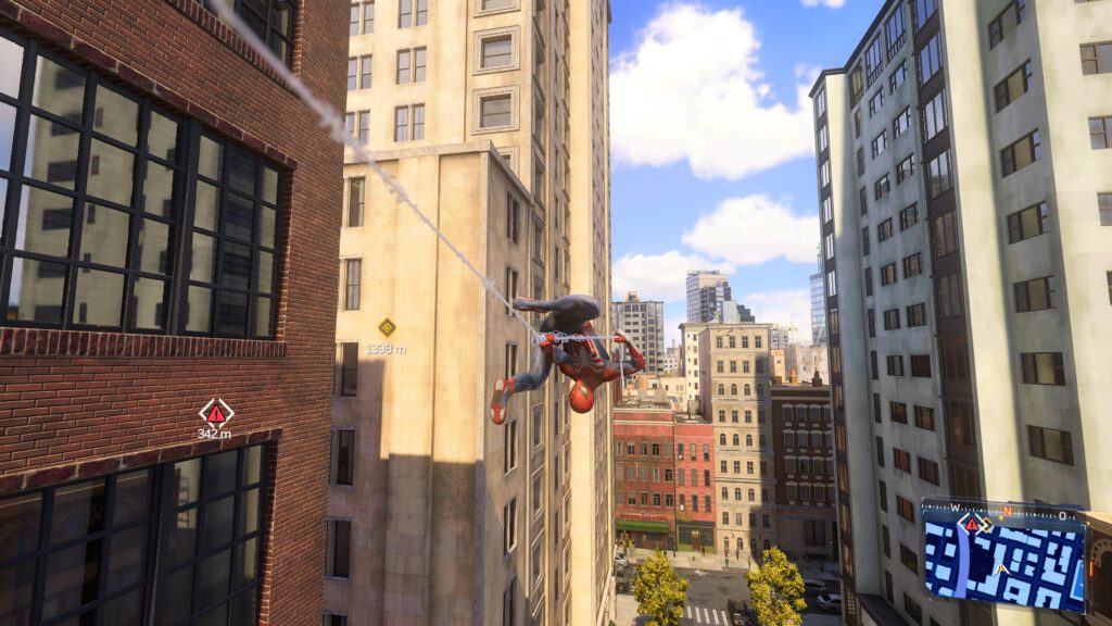 Spider-Man hängt über Kopf an seiner Netzleine, während er schwingt.