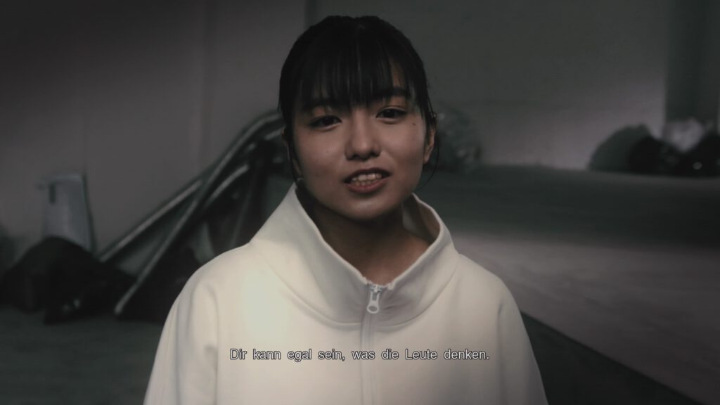 SILENT HILL: The Short Message. Maya spricht in einer Rückblende in die Kamera.