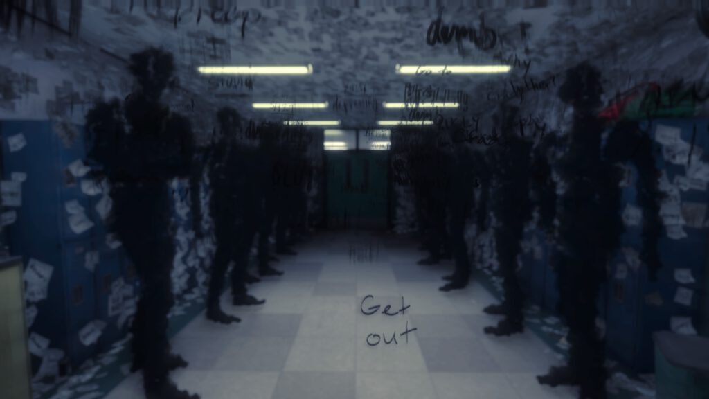 Silent Hill – The Short Message. Dunkle Schatten stehen in einem Schulflur und beleidigen Anita.